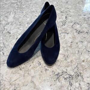 Stuart Weitzman dark blue pumps with neat design on inner heel!